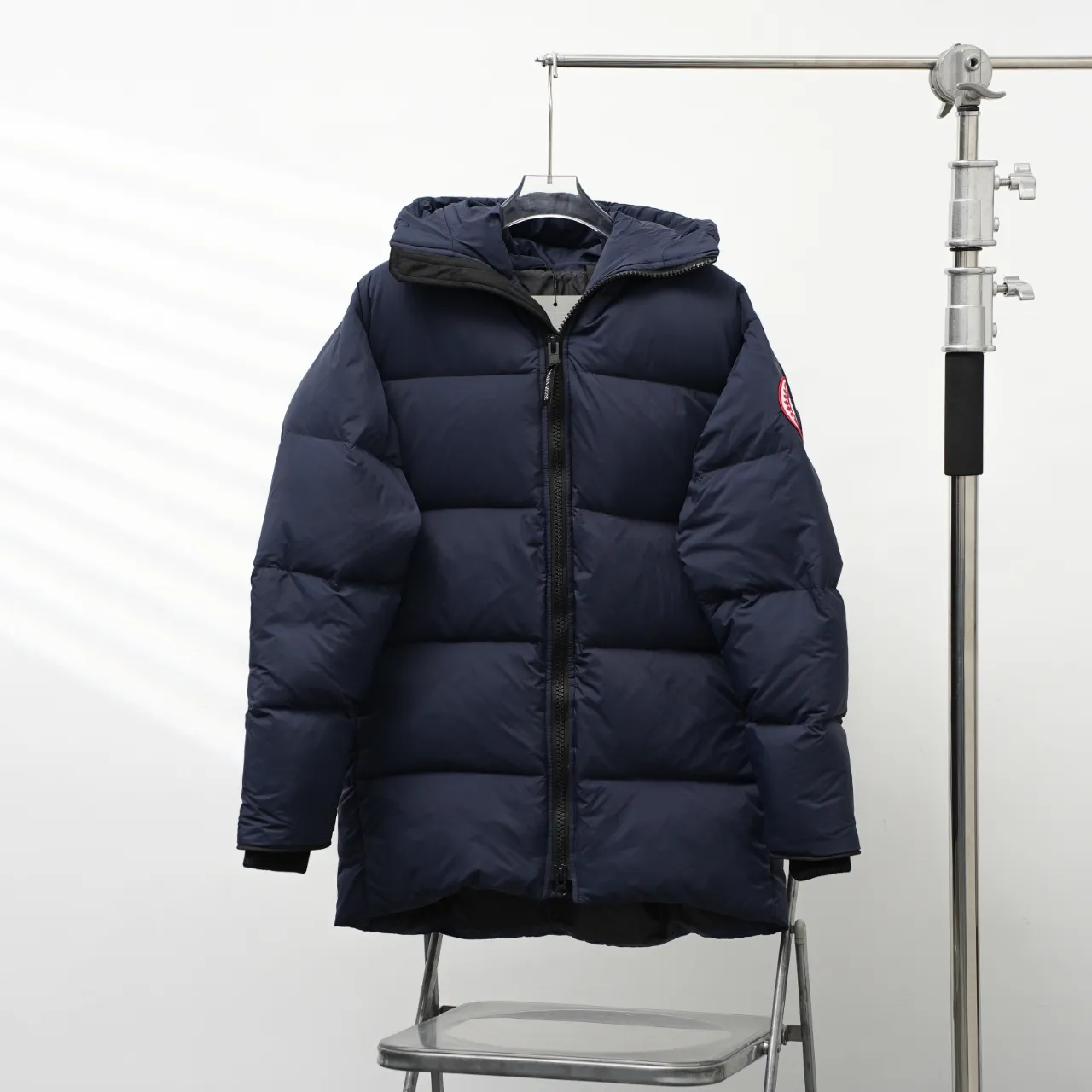 P940 CANADA GOOSE丨Canada Goose 2801 armband mid-length hooded down jacket Color: Dark Blue Size: XS-XXL